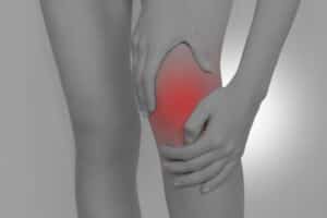 関節軟骨の老化やスポーツによる外傷も膝痛の原因になります