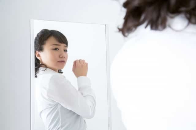 鏡を見るたび姿勢の悪さに悩む女性